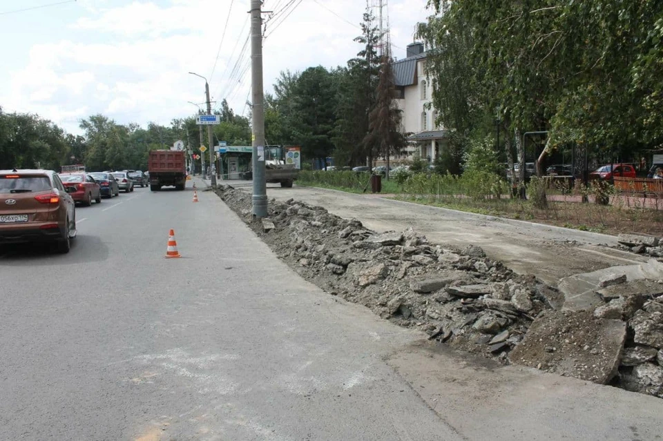 Благоустройство тротуара идет полным ходом. Фото: администрация Советского района