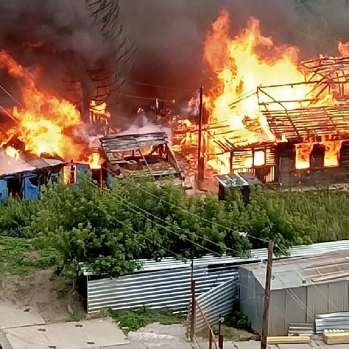 Видео и фото горящего дома на улице Рябиновой в Новосибирске появились в  соцсетях - KP.RU