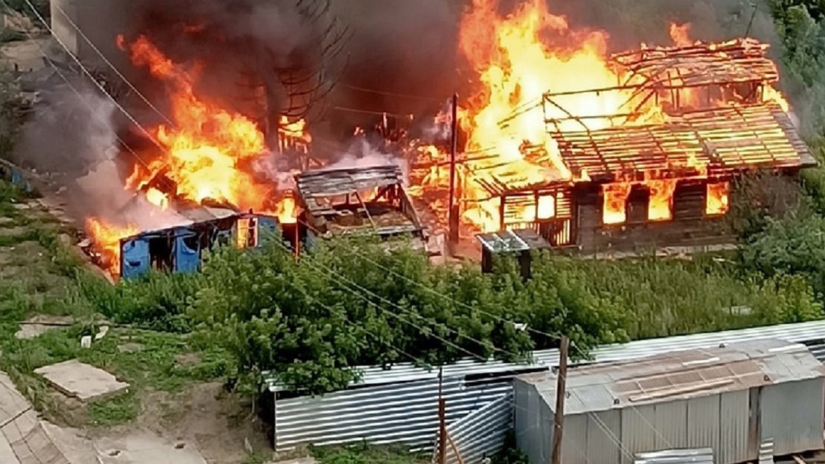 Видео и фото горящего дома на улице Рябиновой в Новосибирске появились в  соцсетях - KP.RU