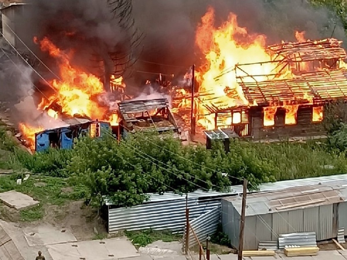 Видео и фото горящего дома на улице Рябиновой в Новосибирске появились в  соцсетях - KP.RU