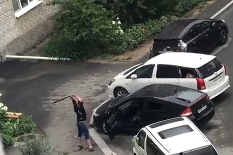 Мужчина выместил злость на авто.
