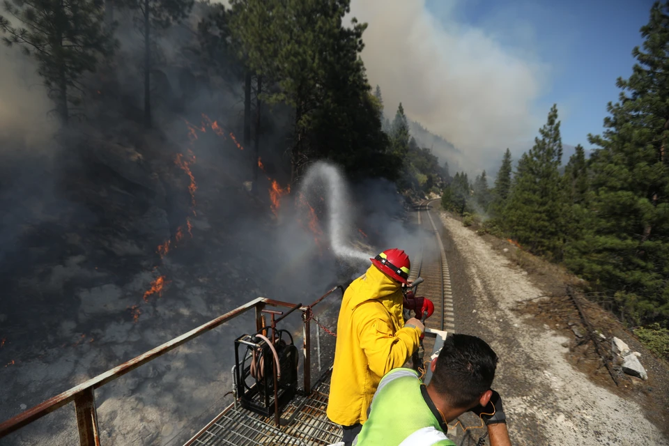 При родные пожары охватили около 500 тысяч гектаров земли на западе США