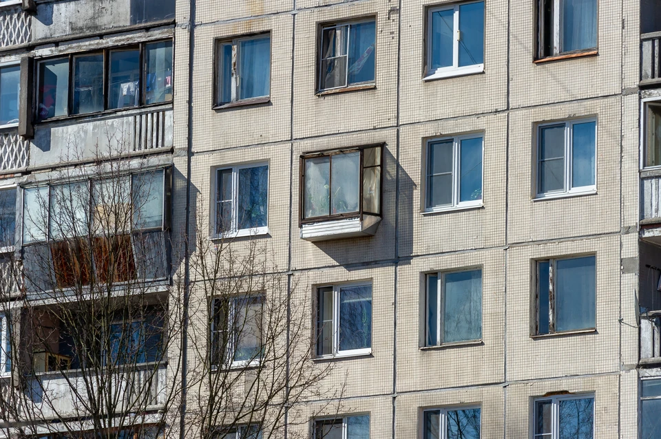 Ребенок выжил после падения из окна 4 этажа в Петербурге