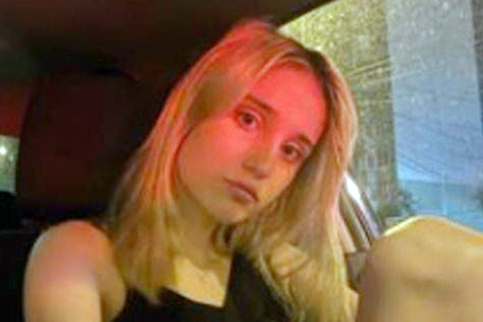 Пока девушка находится под домашним арестом на даче. Пользоваться интернетом и телефоном ей запрещено