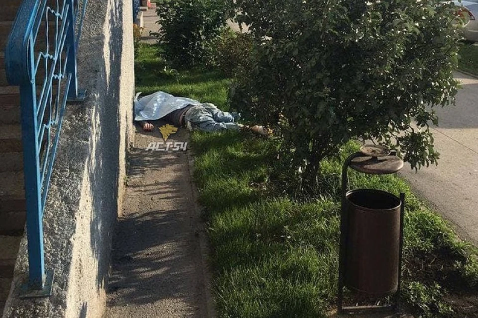 В Новосибирске под окнами высотки нашли мертвого мужчину. Фото: "АСТ-54".