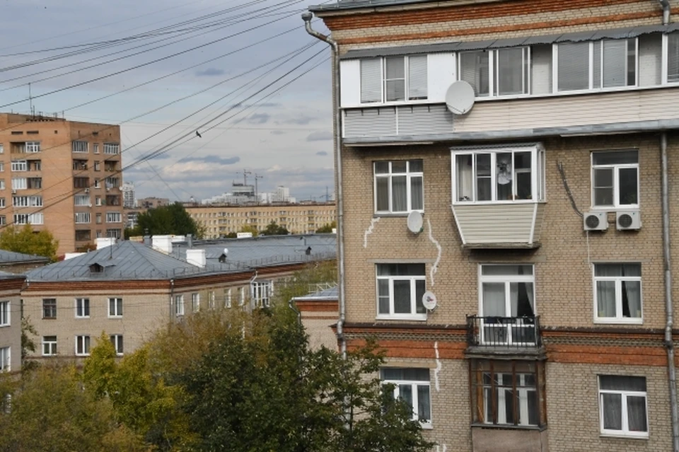40-летний мужчина скончался, упав с балкона четвертого этажа.