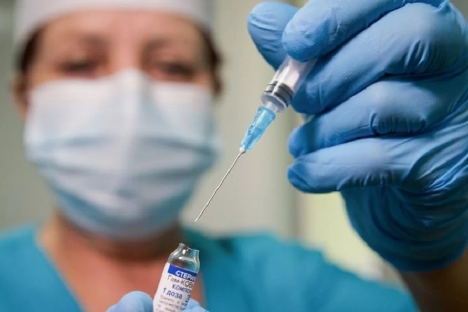 Самый распространенный на сегодня миф связан с тем, что вакцинированные умрут через два года. Фото: bbc.com