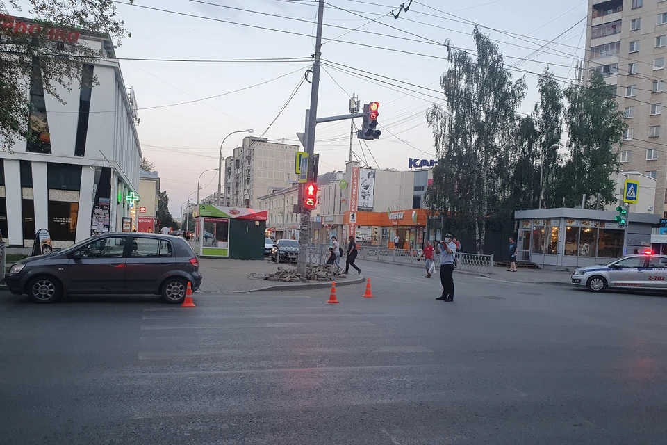 Ребенок врезался в левую переднюю часть автомобиля и упал на проезжую часть Фото: отделение пропаганды ГИБДД по Екатеринбургу