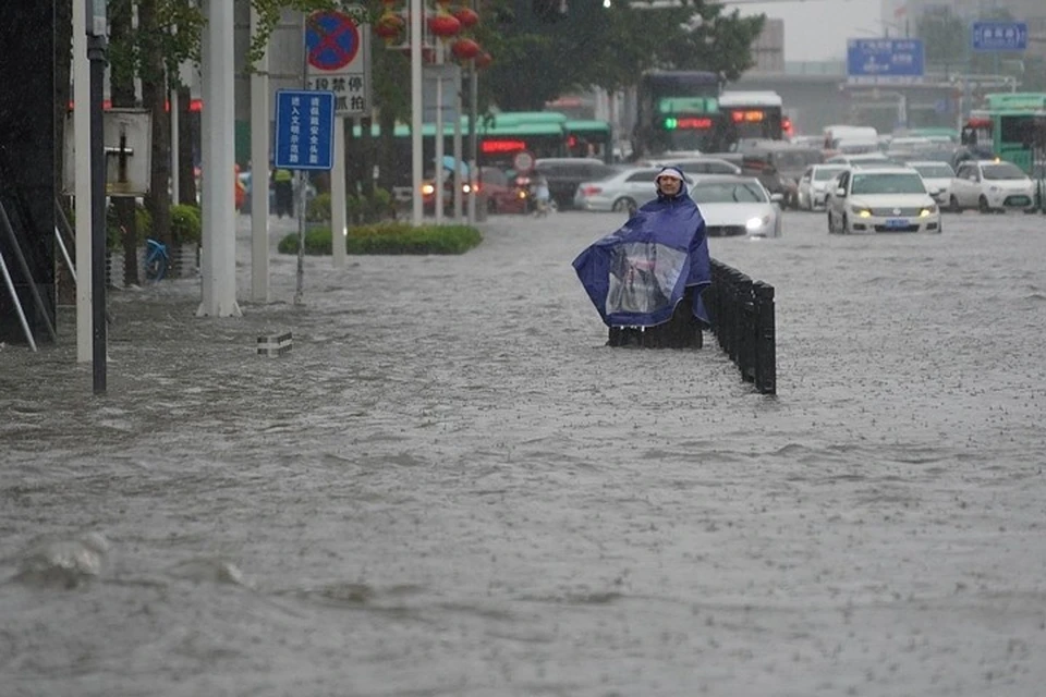 Около 200 тысяч человек эвакуировали из-за наводнения в Китае