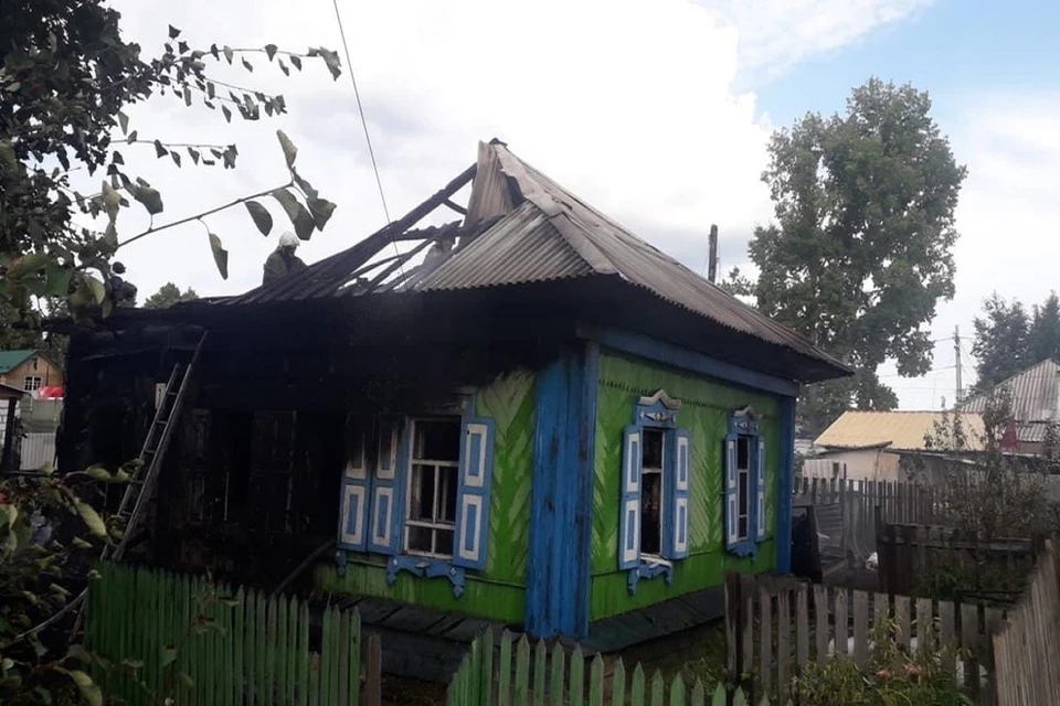 Стала известна причина пожара в частном доме в Бердске, где чуть не сгорели мать и трое детей. Фото: ГУ МЧс по НСО.