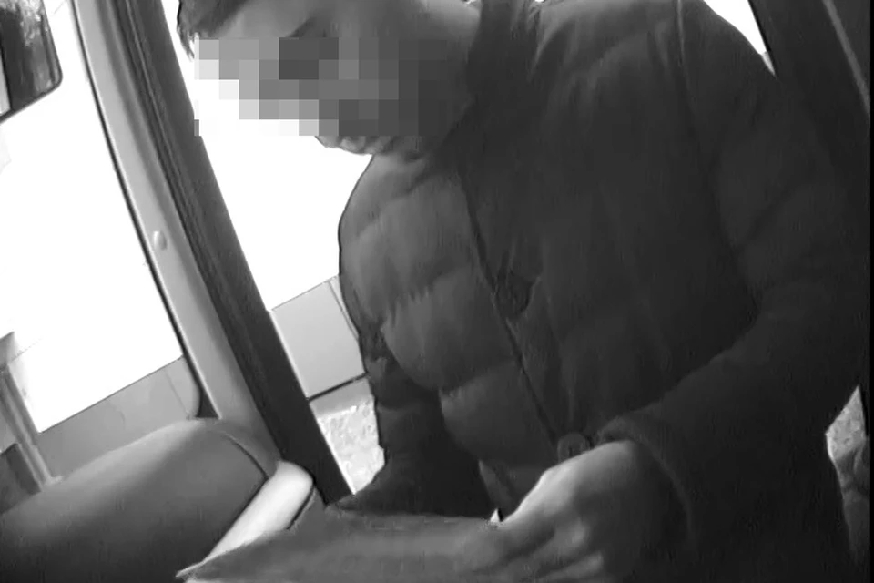 Судебный пристав получает от мужчины билеты на футбол. Фото: кадр оперативной съемки