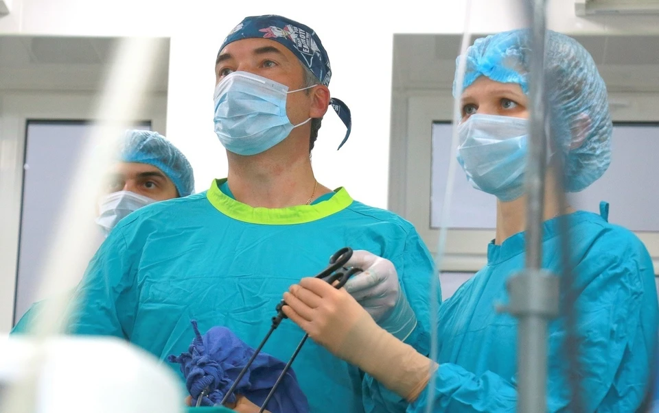 В Тюмени хирурги достали из живота девочки огромную опухоль в форме сердца.
