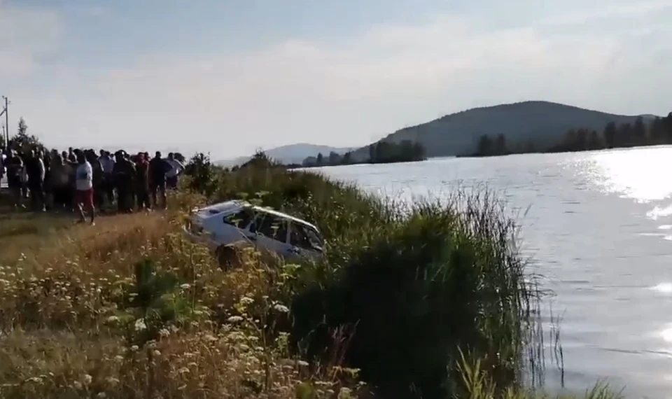 Девки голые в пруду порно видео