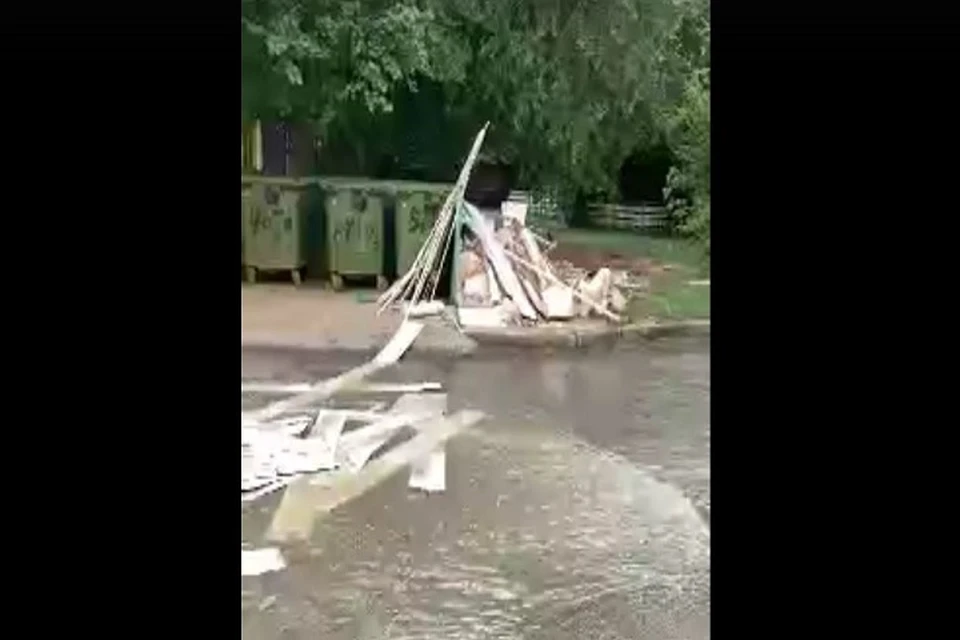 Школьники даже начали строить самодельную плотину. Фото: соцсети