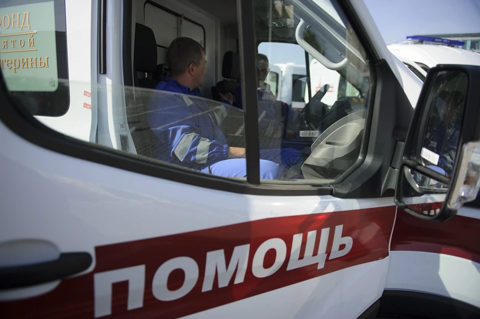 Мужчину, разхаживающего без одежды, доставили в больницу