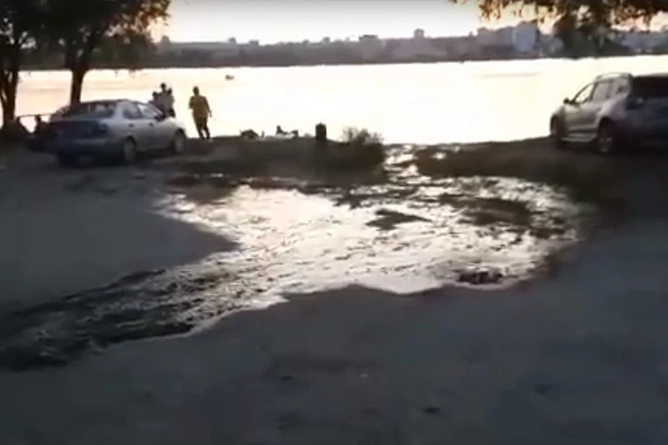 Липчан возмутил поток воды с фекалиями