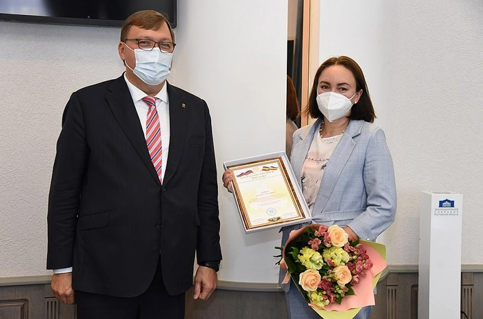 Александр Ищенко поблагодарил медицинских работников, которые с самых первых дней пандемии не жалеют сил и времени на то, чтобы остановить распространение вируса. Фото: пресс-служба ЗС РО