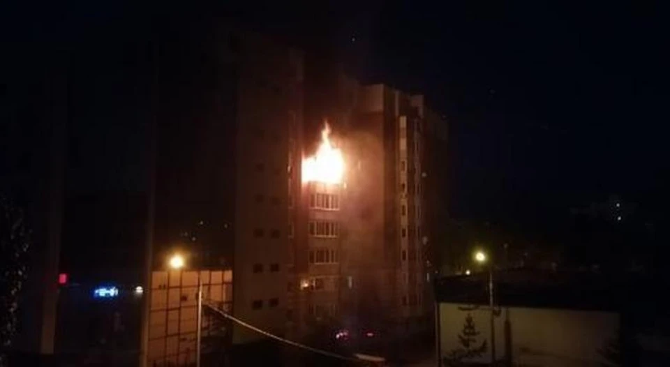 На улице Олимпийской в Тюмени спасатели вытащили из пожара в квартире мужчину.