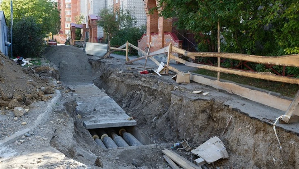 В Томске уже давно никого не удивишь вот такими раскопками. Их не всегда ликвидируют быстро. Когда начинаются дожди, мимо некоторых траншей невозможно пройти в легких туфлях: грязь потом сложно отскребать от подошв. Фото пресс-службы мэрии.