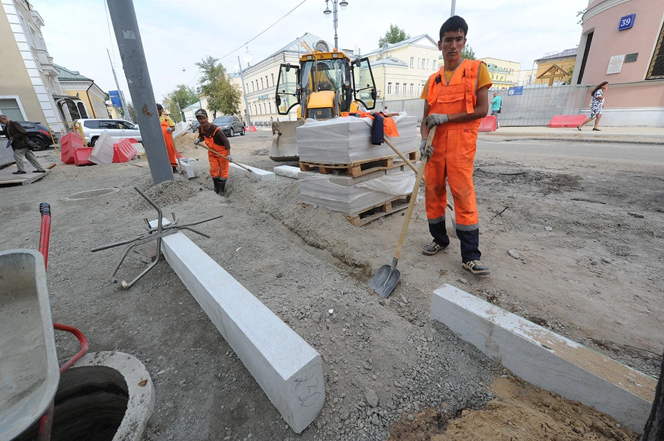 Работы по благоустройству улицы в центре столицы.