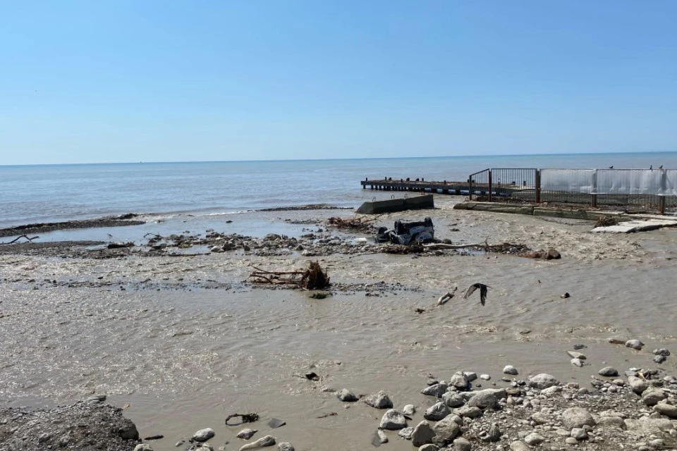 Ялтинские пляжи закрыли сразу после наводнения 18 июня