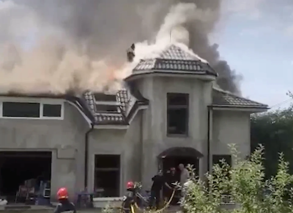 Легкомоторный самолет упал на дом украинской гандболистки. Фото скриншот видео.