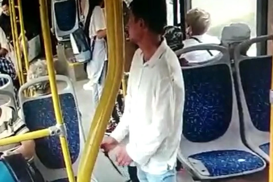 Пассажир автобуса ударил пенсионера в шею ножом. Фото: стоп-кадр