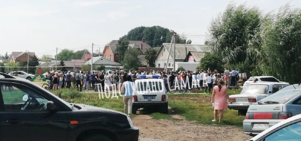 Люди в Смышляевке против застройки на улице Чапаева. Фото - "Подслушано Самара"
