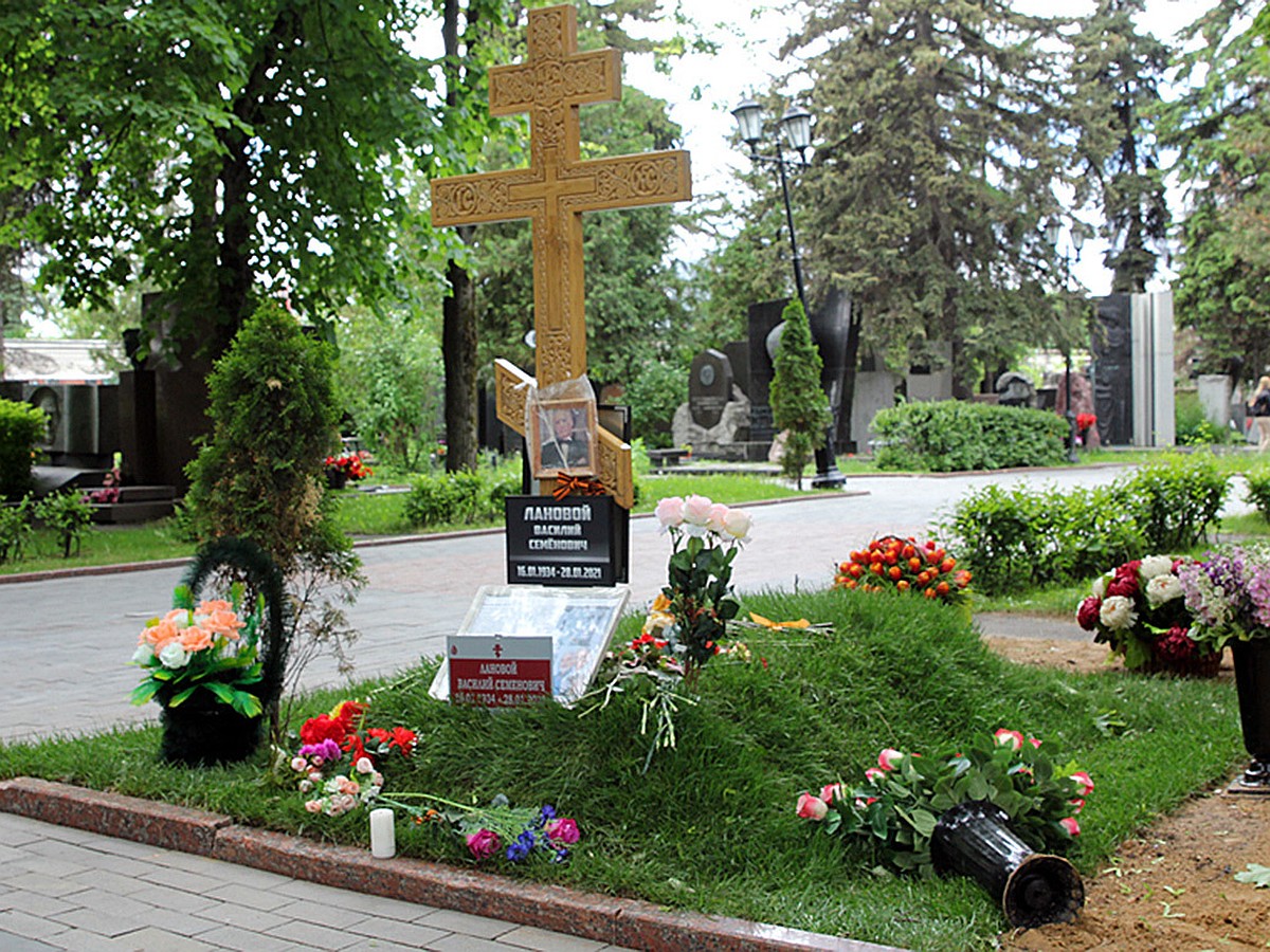 Резной крест и фото в целлофане: что стало с могилой умершего полгода назад  Василия Ланового - KP.RU