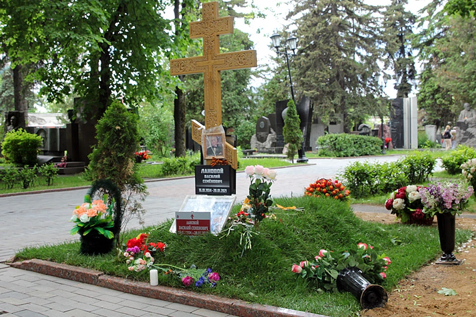 Василия Ланового похоронили с воинскими почестями в январе 2021 г.
