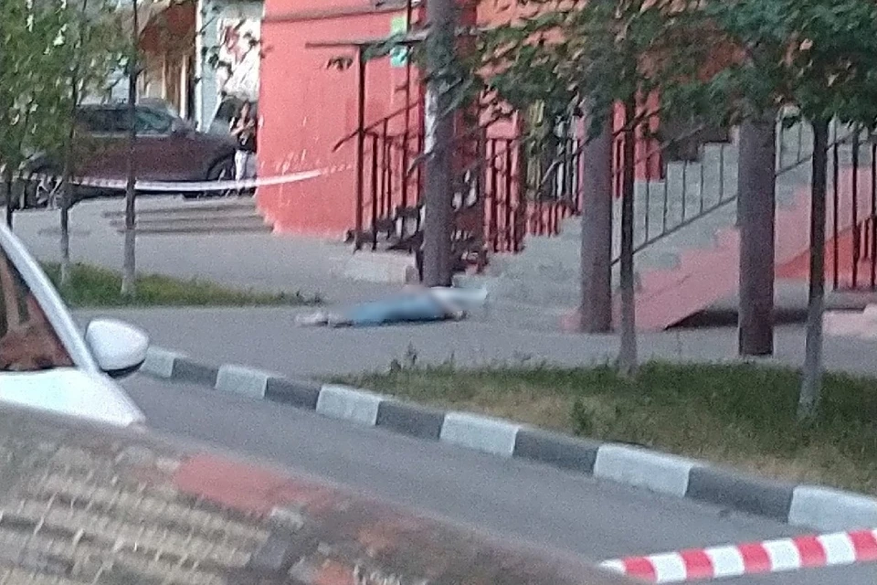 На улице Стройкова из окна многоэтажки выпал и разбился насмерть мужчина.