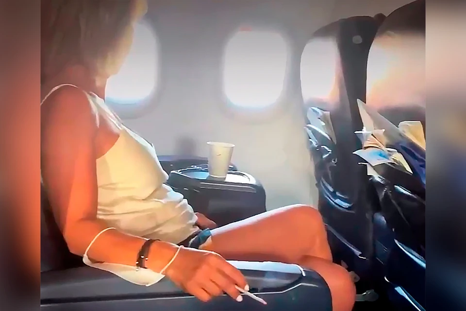 Пассажиры сняли на видео, как 52-летняя пассажирка бизнес-класса дымит прямо в салоне