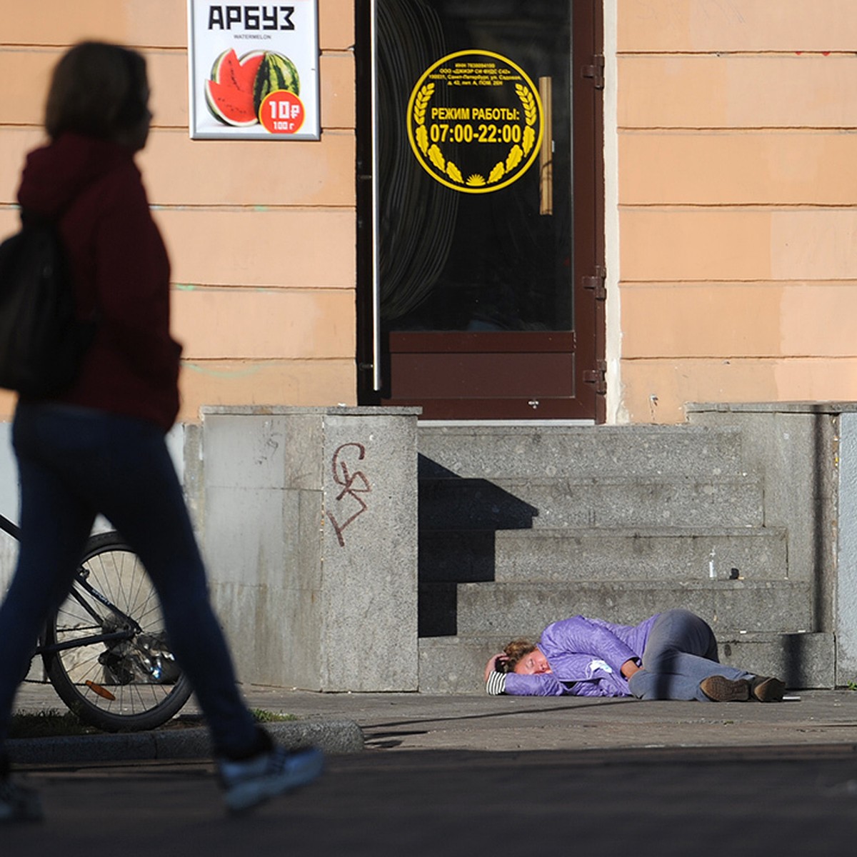 Где упадем, там и дом»: С начала пандемии количество бродяг в Петербурге  выросло на треть - KP.RU