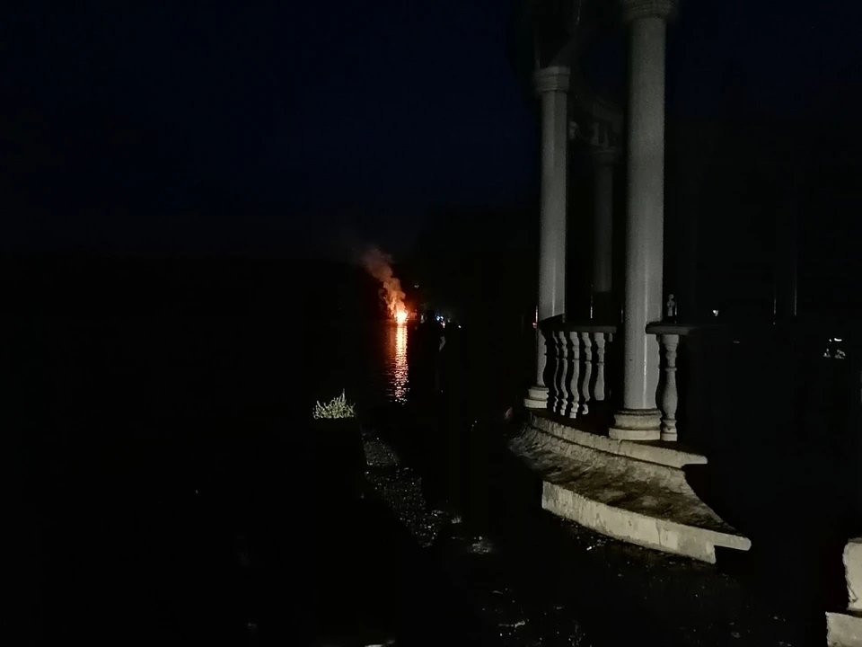 Пожар виден с набережной. Фото: читатель КП