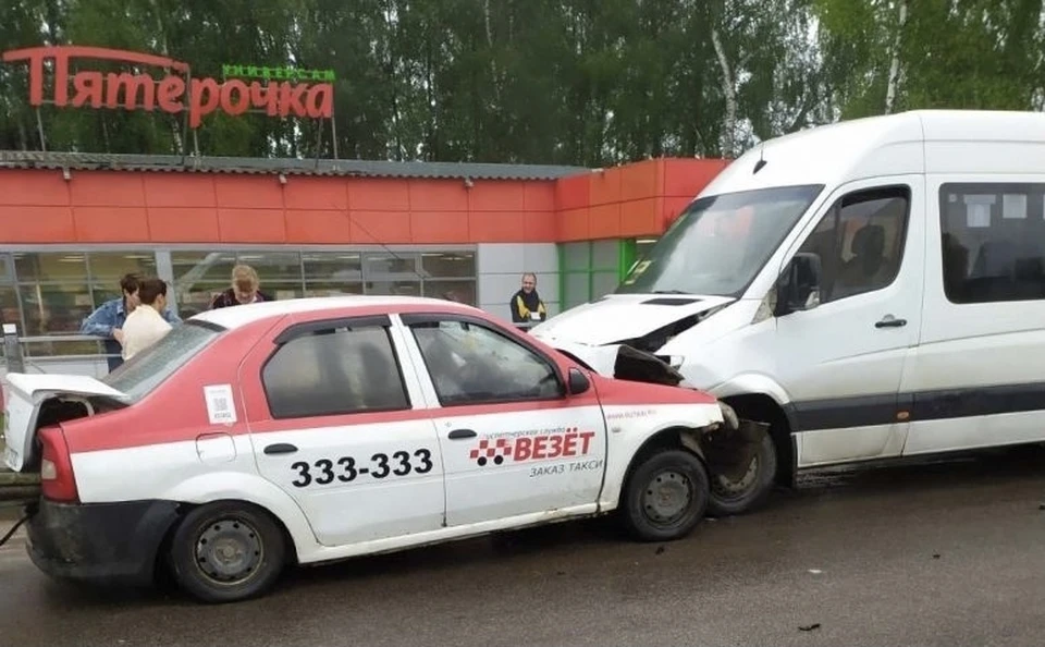 В Смоленске водитель Renault Logan попал в ДТП с маршруткой. Фото: паблик "Подслушано Смоленск" ВКонтакте.
