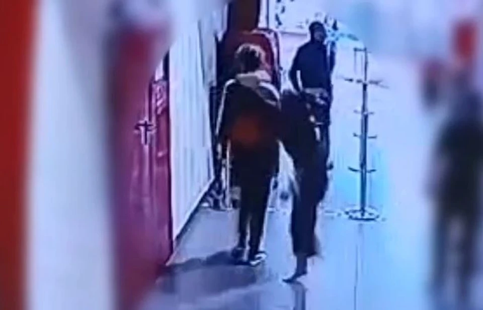 В Тюмени женщина изувечила лицо посетительнице ТРЦ пакетом с туфлями. Скриншот из видео.