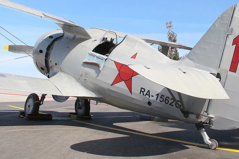 Советский самолет И-153 на выставке в аэропорту Внуково. Фото: Дмитрий Петроченко/ТАСС