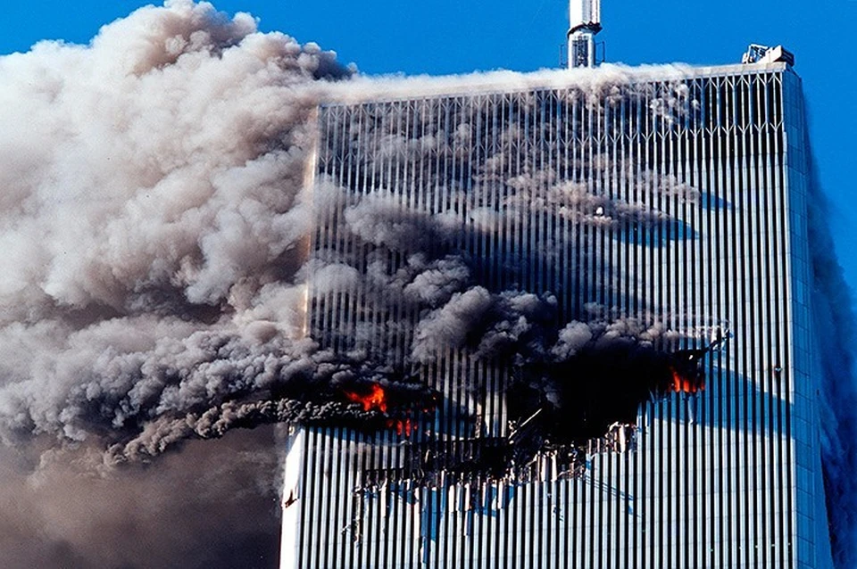 Объятое пламенем здание Всемирного торгового центра.