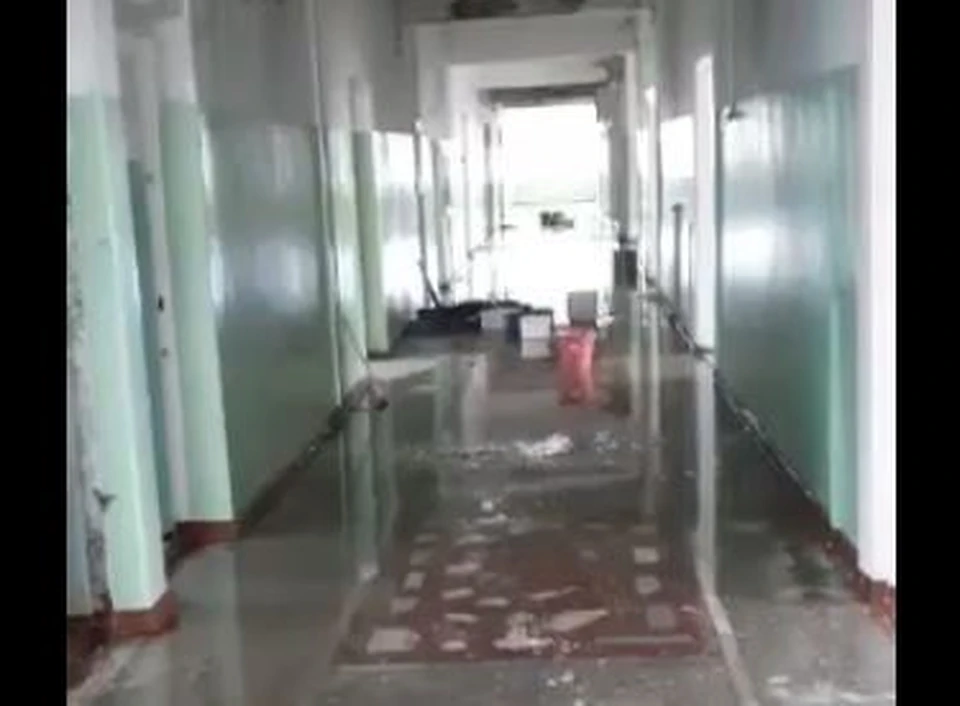 В больнице пытались спасти положение ведрами, но не вышло.