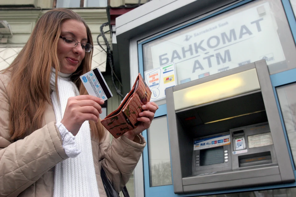 Одним ежемесячно перечисляют на зарплатную карточку 211 500 рублей, другим – 16 600 рублей.