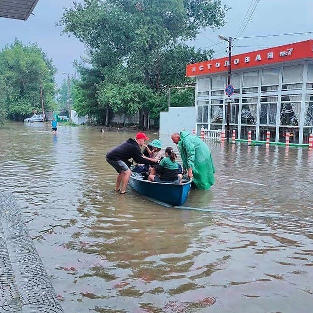 В Анапе прорубили траншею, чтобы снизить уровень воды - KP.RU