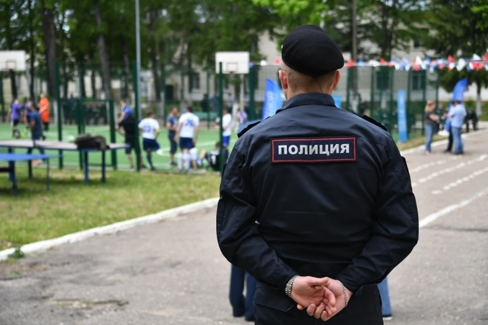 На просьбу прекратить оскорблять сотрудника, нарушительница не отреагировала и продолжила нецензурно высказываться.