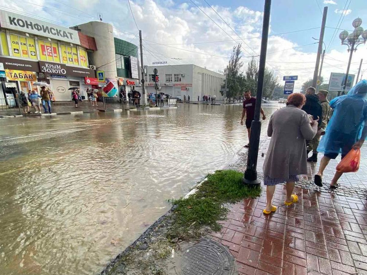 Керченский полуостров в плену у стихии: воды стало больше, людей продолжают  эвакуировать - KP.RU