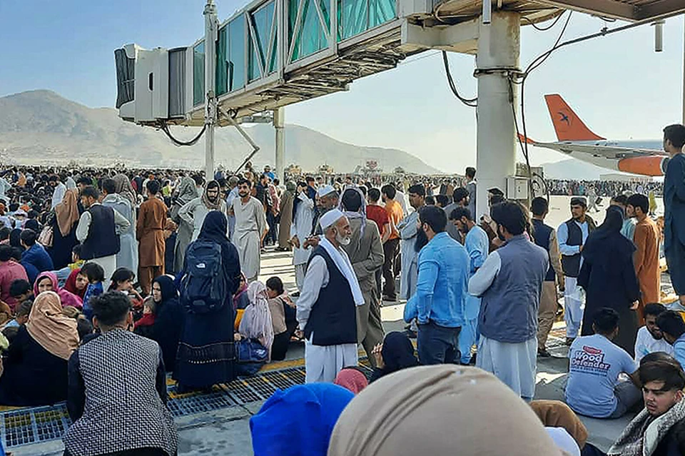 Афганцы штурмуют вылетающие из страны самолеты. Нужно ли спасать белорусов в самом Афганистане? Фото: AFP.