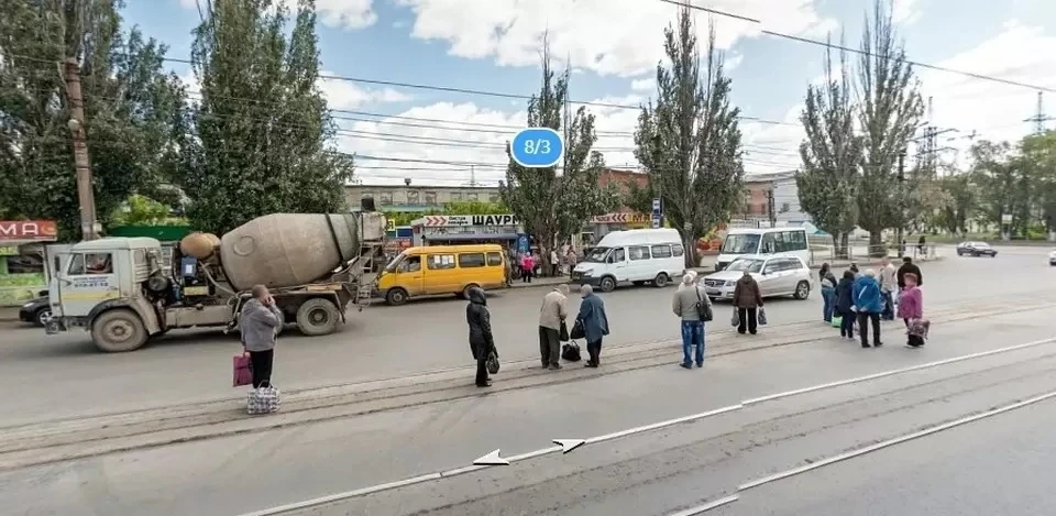 Перенос остановки должен обезопасить горожан, которые раньше ждали трамваи на проезжей части. Фото: Яндекс.Карты