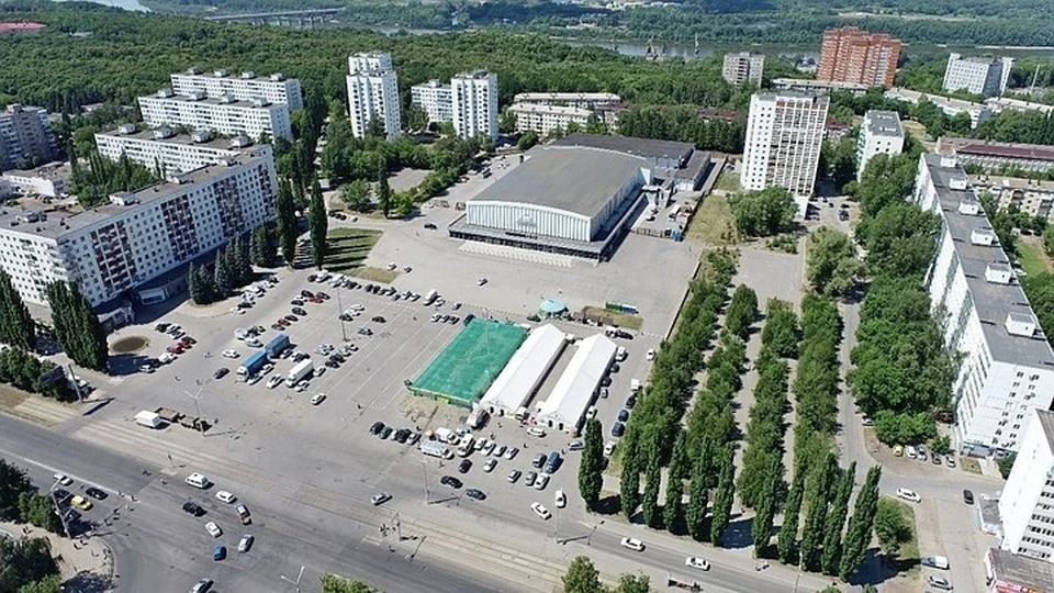 Также жители района заметили, что грузовые автомобили теперь ездят по трамвайным путям и паркуются на проезжей части улицы Зорге.