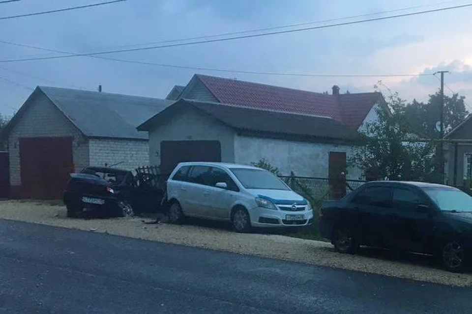 Подросток за рулем ВАЗа врезался в гараж и задел две машины