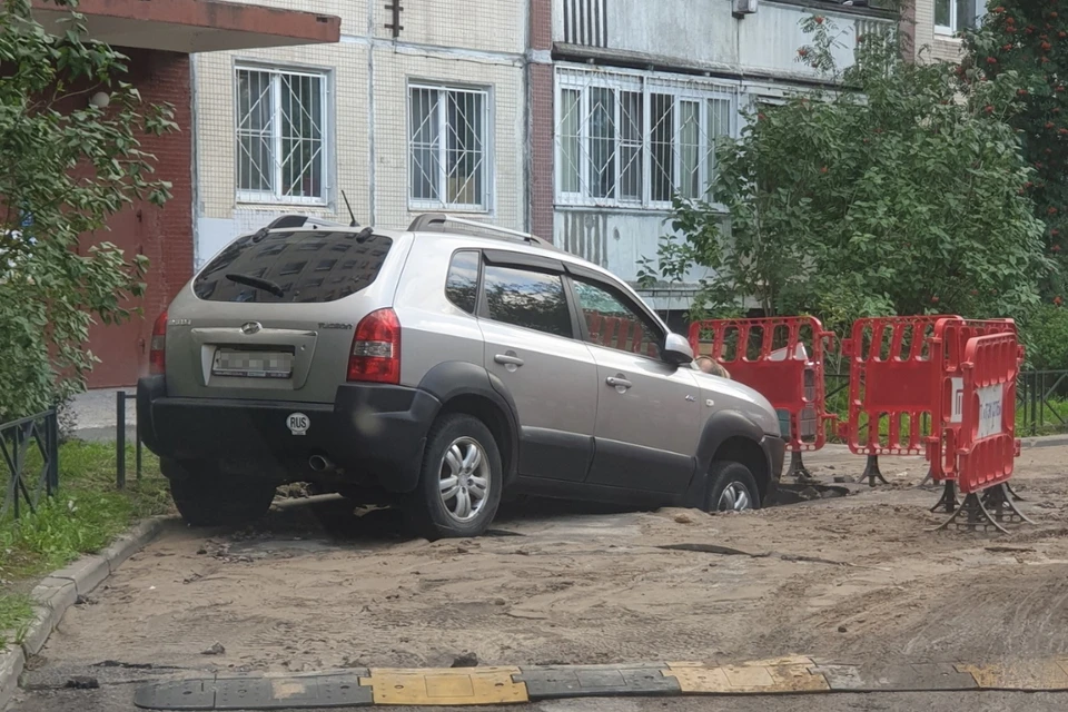 Машина колпина. Машина во дворе провалилась под асфальт. Потоп во дворе. Аварийный район. Авто w.