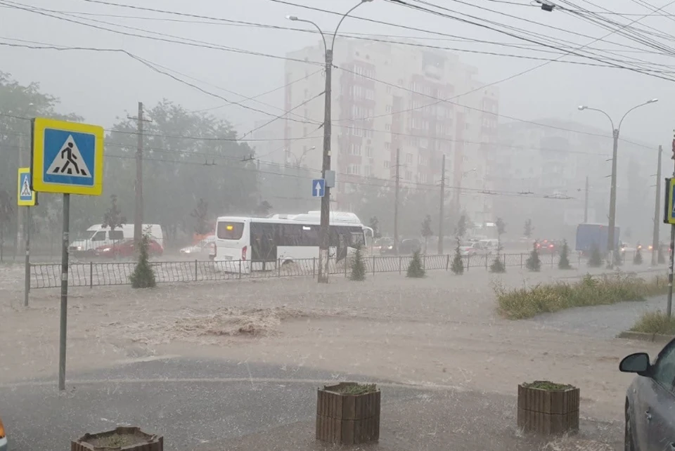 Непогода обрушилась на Симферополь. Фото: Иван Курабцев