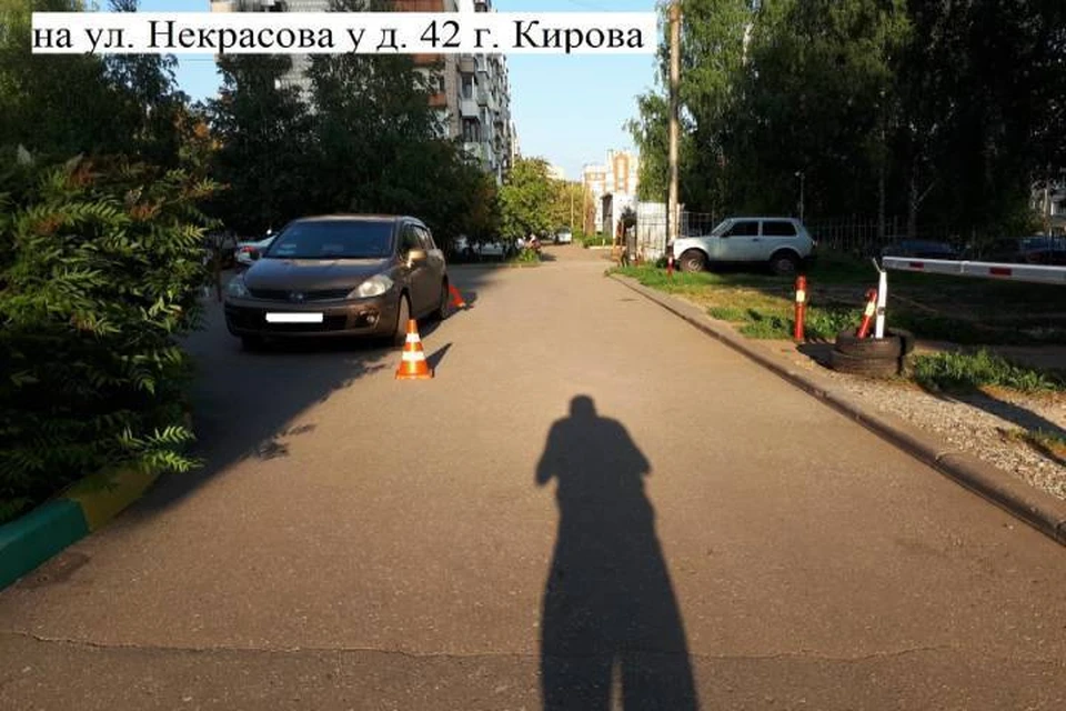 Женщина сдавала задним ходом и не заметила пожилую кировчанку. Фото: vk.com/gibdd43